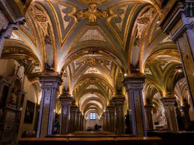 ...per ritrovarci in uno sfarzoso ambiente ricco di stucchi dorati e decorazioni sinuose